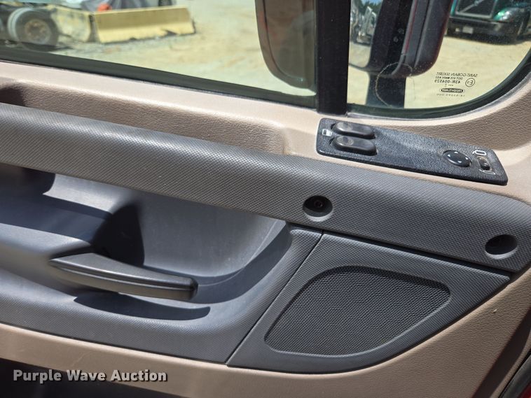 image for item DU7955 2018 Freightliner Cascadia semi truck