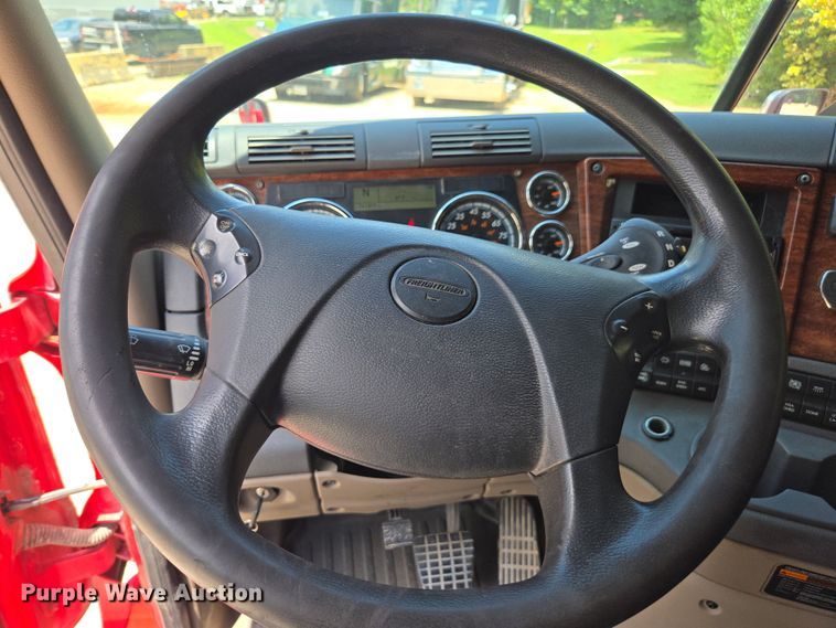 image for item DU7955 2018 Freightliner Cascadia semi truck