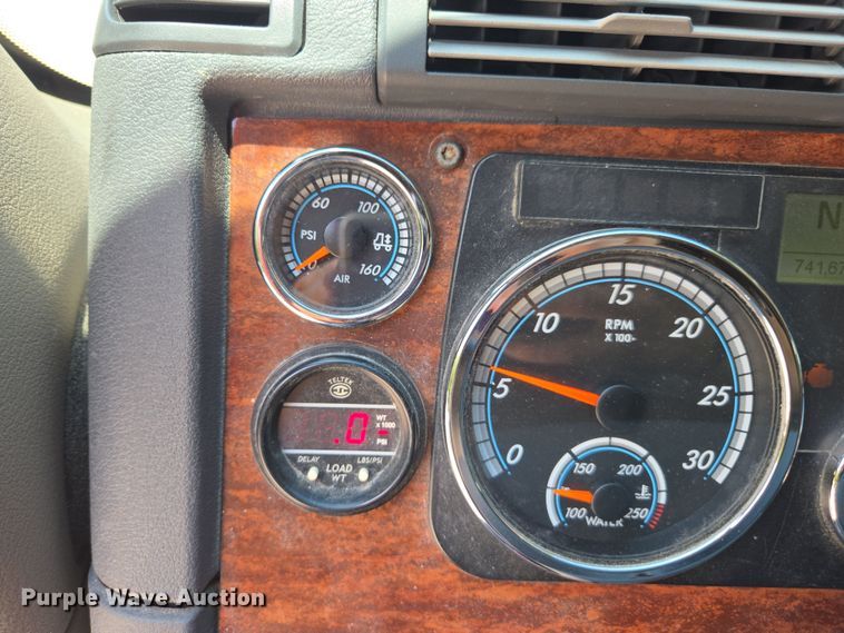 image for item DU7955 2018 Freightliner Cascadia semi truck