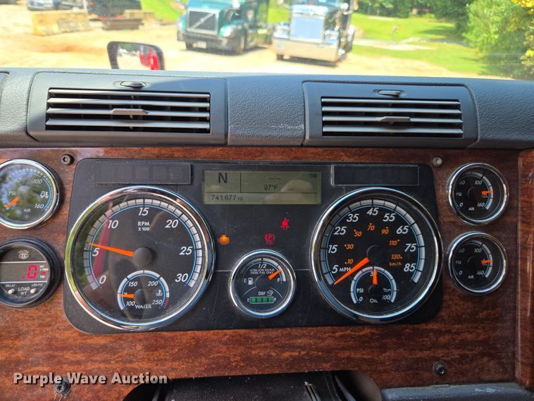 image for item DU7955 2018 Freightliner Cascadia semi truck