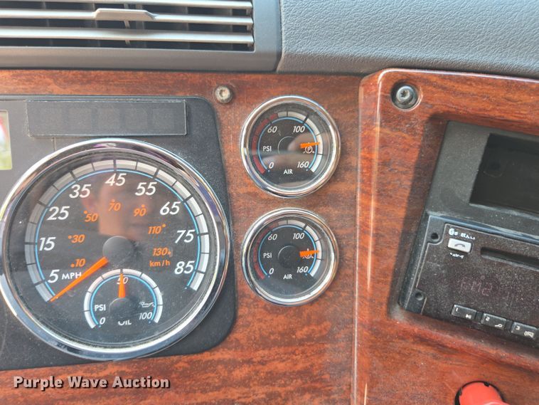 image for item DU7955 2018 Freightliner Cascadia semi truck