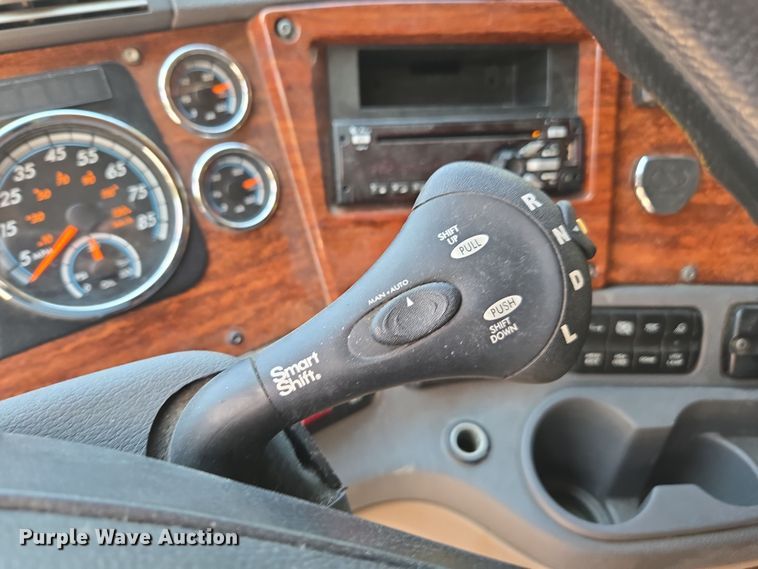 image for item DU7955 2018 Freightliner Cascadia semi truck