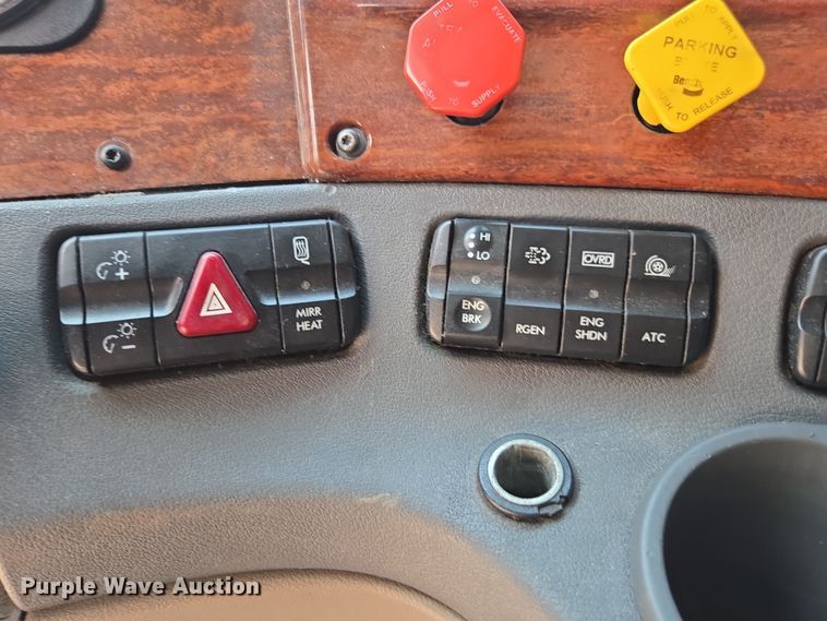 image for item DU7955 2018 Freightliner Cascadia semi truck