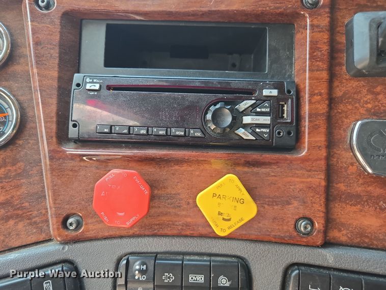 image for item DU7955 2018 Freightliner Cascadia semi truck