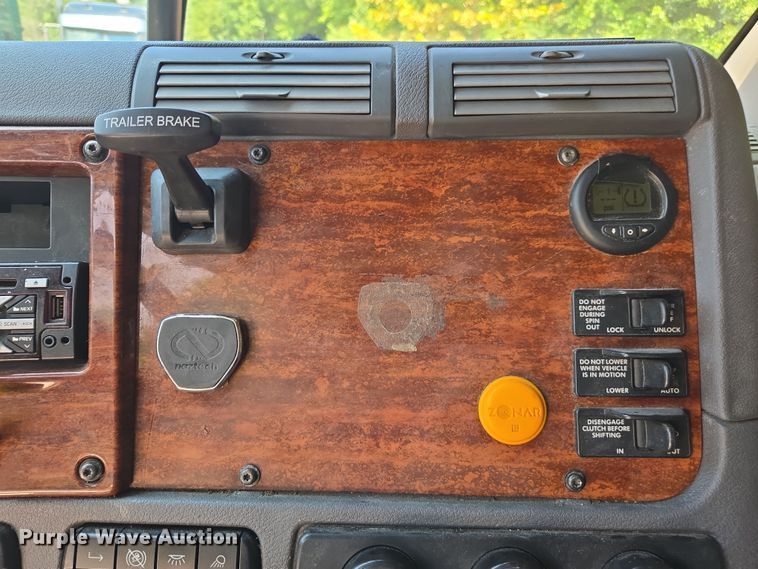 image for item DU7955 2018 Freightliner Cascadia semi truck