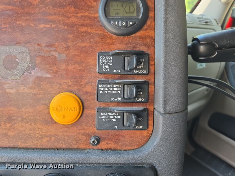 image for item DU7955 2018 Freightliner Cascadia semi truck