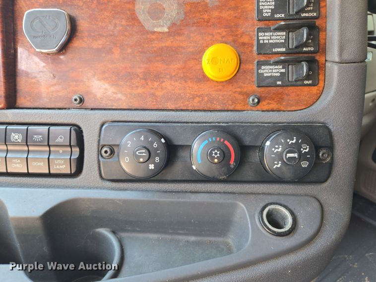 image for item DU7955 2018 Freightliner Cascadia semi truck