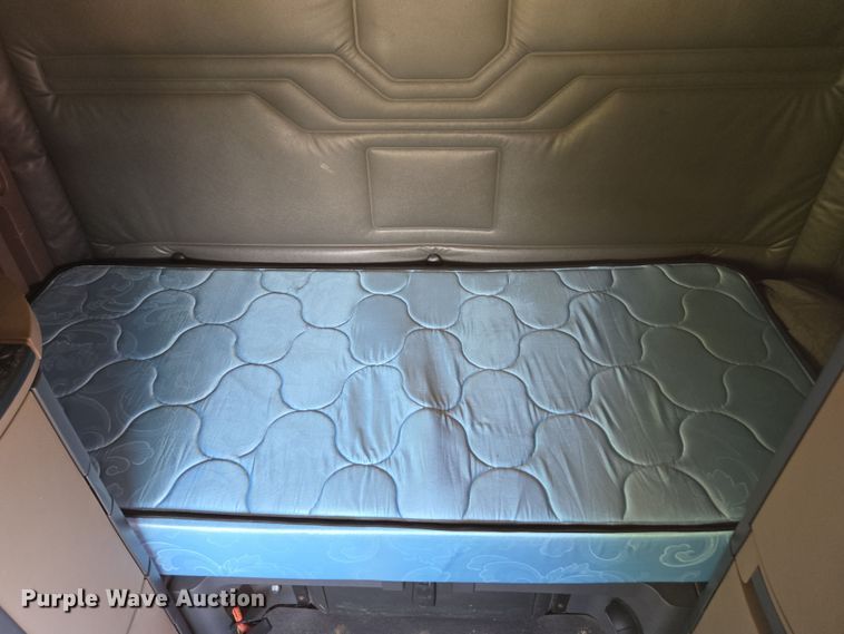 image for item DU7955 2018 Freightliner Cascadia semi truck