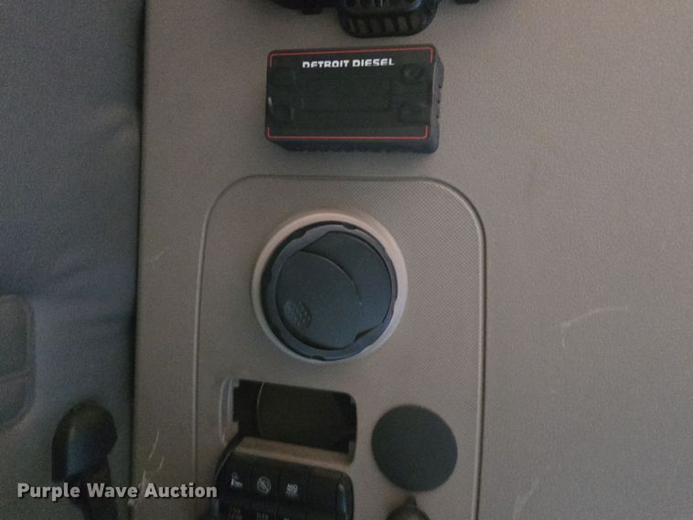 image for item DU7955 2018 Freightliner Cascadia semi truck