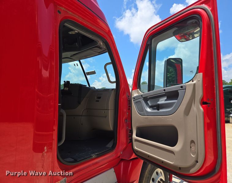 image for item DU7955 2018 Freightliner Cascadia semi truck