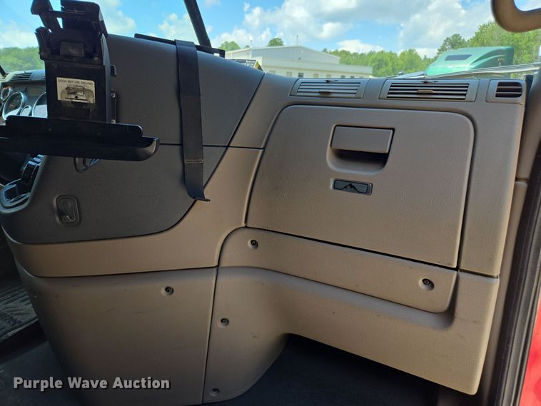 image for item DU7955 2018 Freightliner Cascadia semi truck