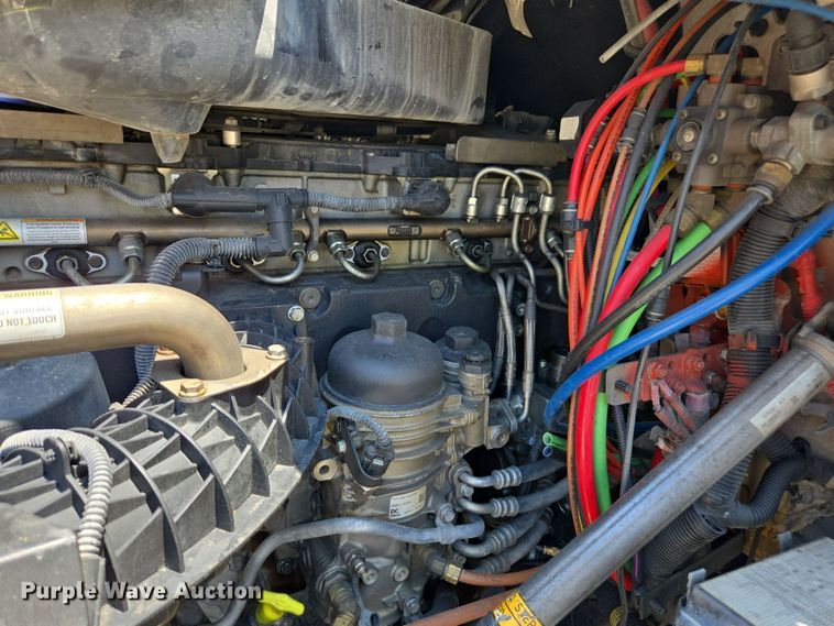 image for item DU7955 2018 Freightliner Cascadia semi truck