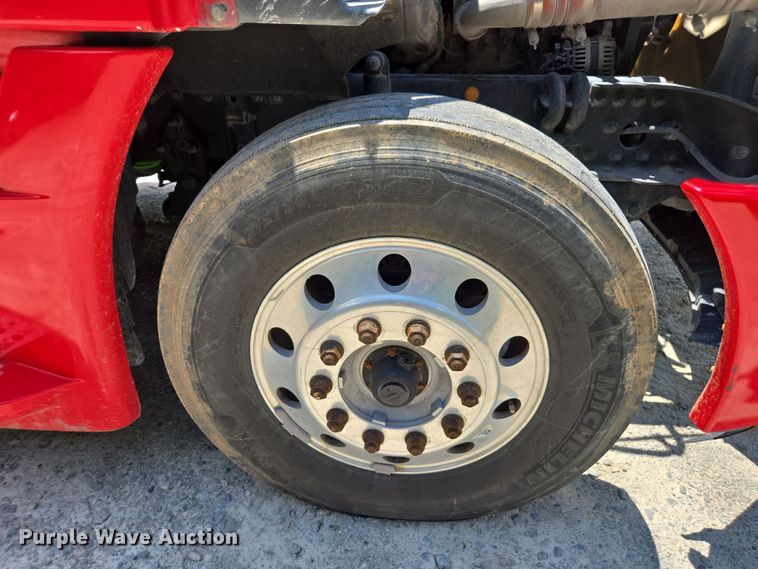 image for item DU7955 2018 Freightliner Cascadia semi truck