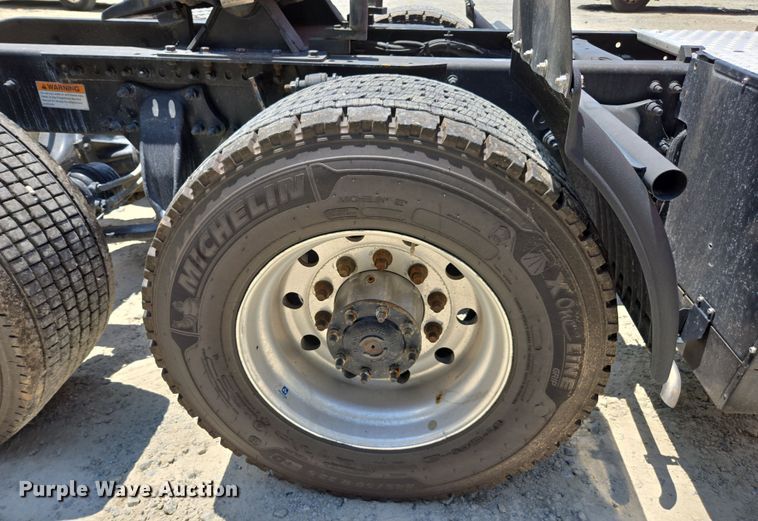 image for item DU7955 2018 Freightliner Cascadia semi truck