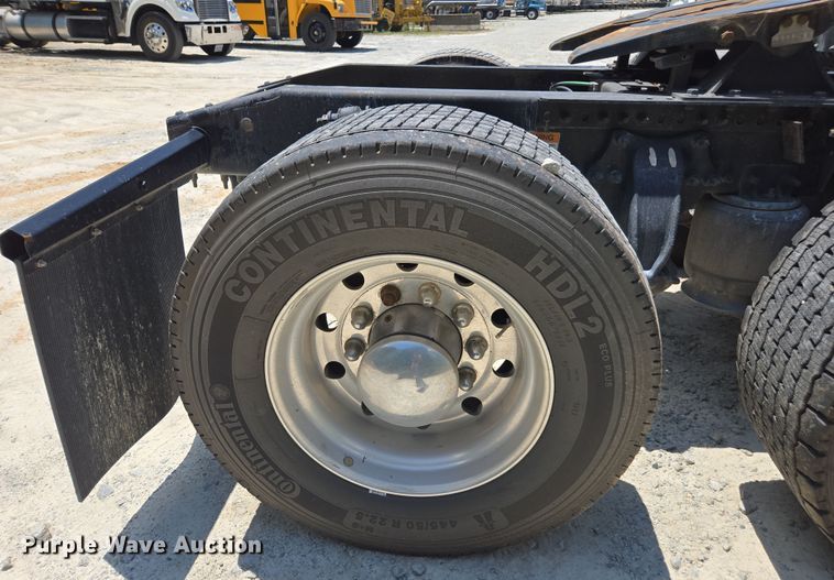 image for item DU7955 2018 Freightliner Cascadia semi truck