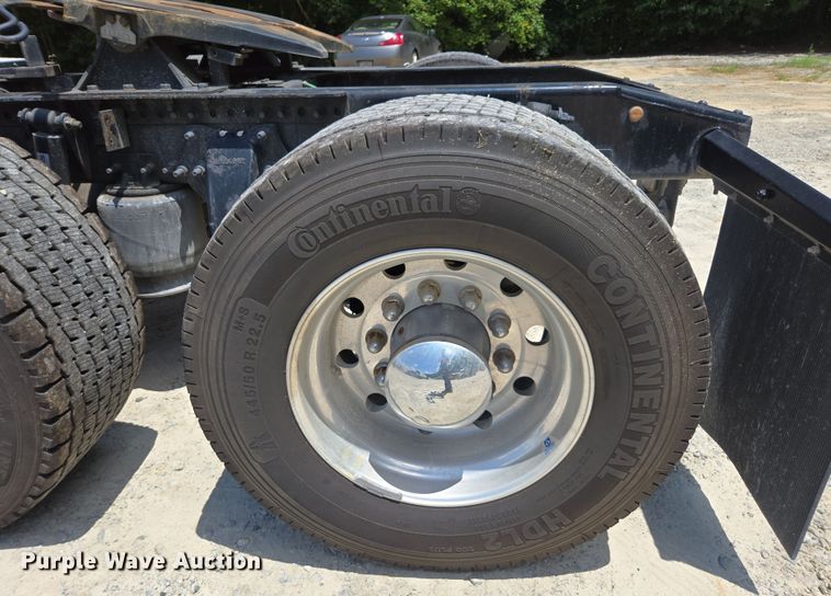 image for item DU7955 2018 Freightliner Cascadia semi truck