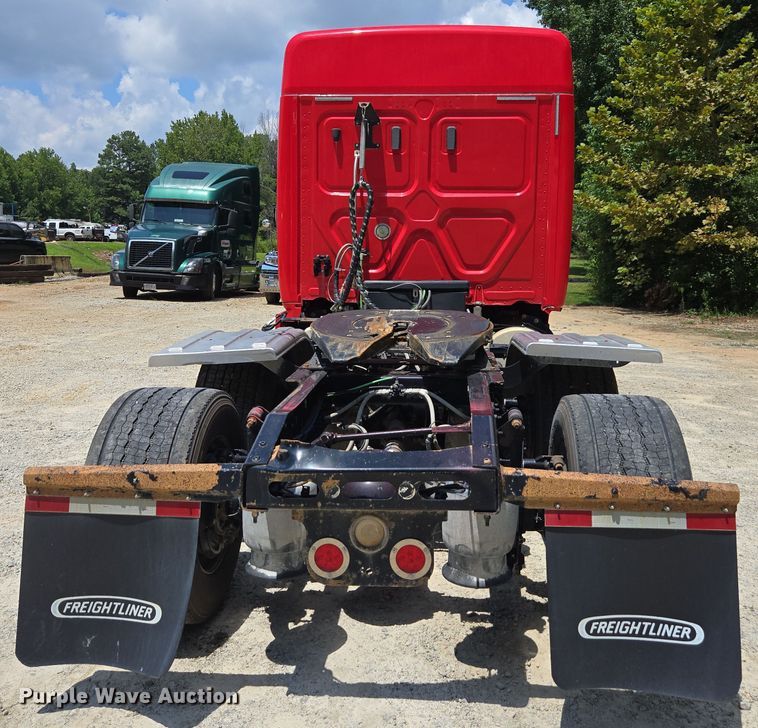 image for item DU7956 2018 Freightliner Cascadia semi truck