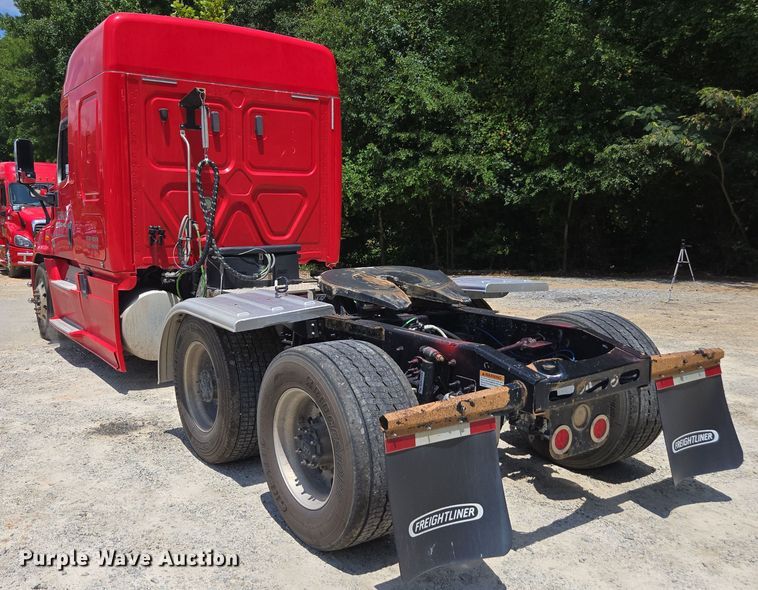 image for item DU7956 2018 Freightliner Cascadia semi truck