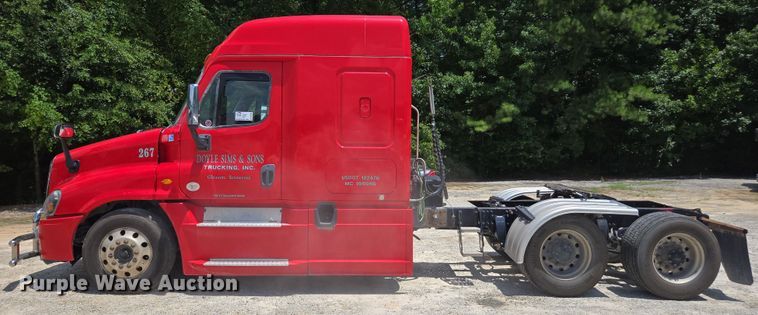 image for item DU7956 2018 Freightliner Cascadia semi truck