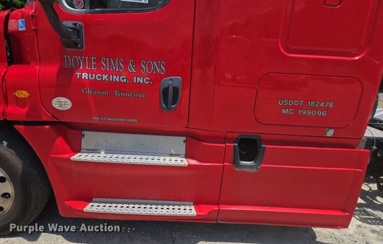 image for item DU7956 2018 Freightliner Cascadia semi truck