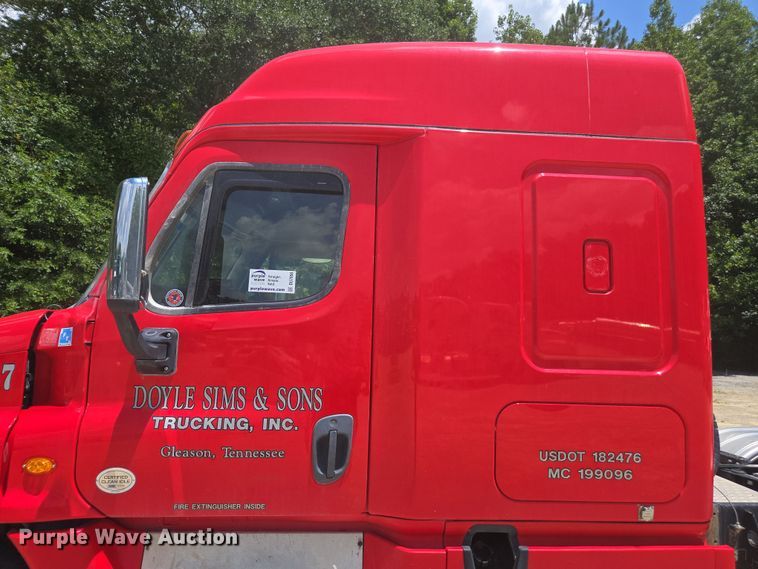 image for item DU7956 2018 Freightliner Cascadia semi truck