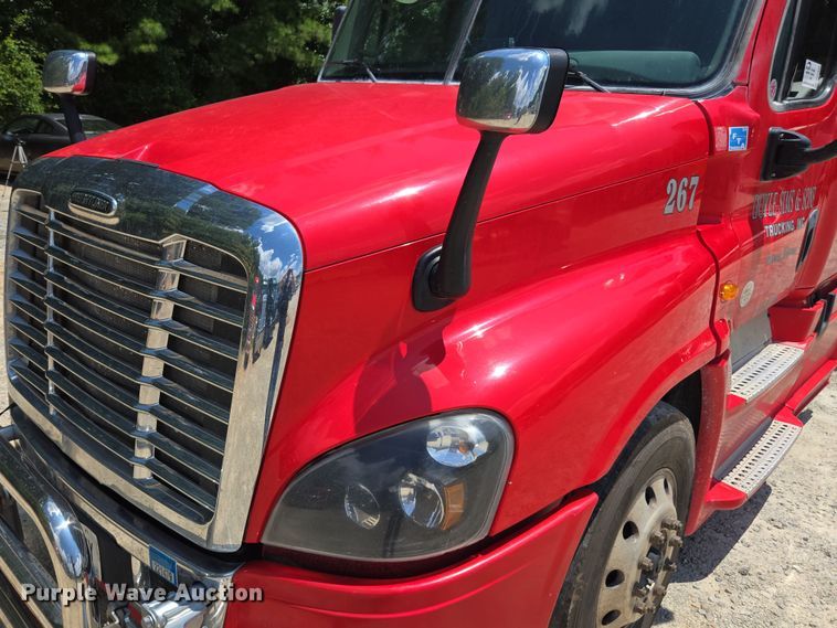 image for item DU7956 2018 Freightliner Cascadia semi truck