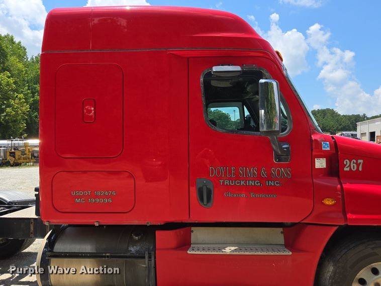 image for item DU7956 2018 Freightliner Cascadia semi truck