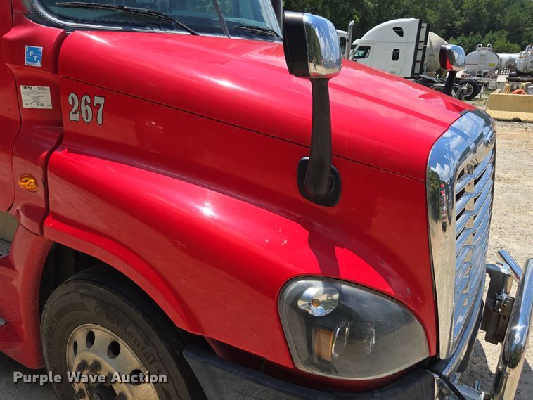 image for item DU7956 2018 Freightliner Cascadia semi truck