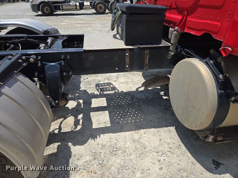 image for item DU7956 2018 Freightliner Cascadia semi truck