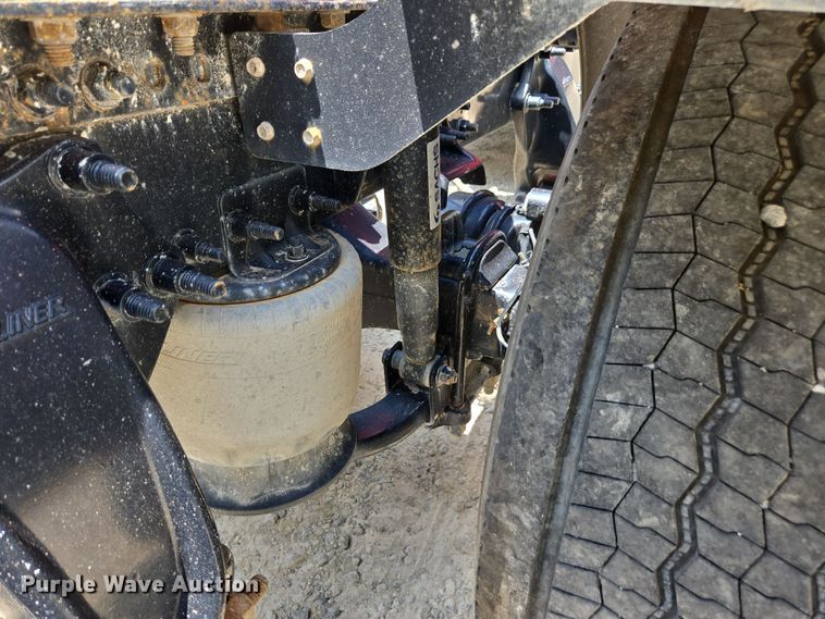 image for item DU7956 2018 Freightliner Cascadia semi truck