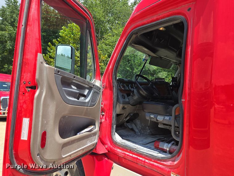 image for item DU7956 2018 Freightliner Cascadia semi truck