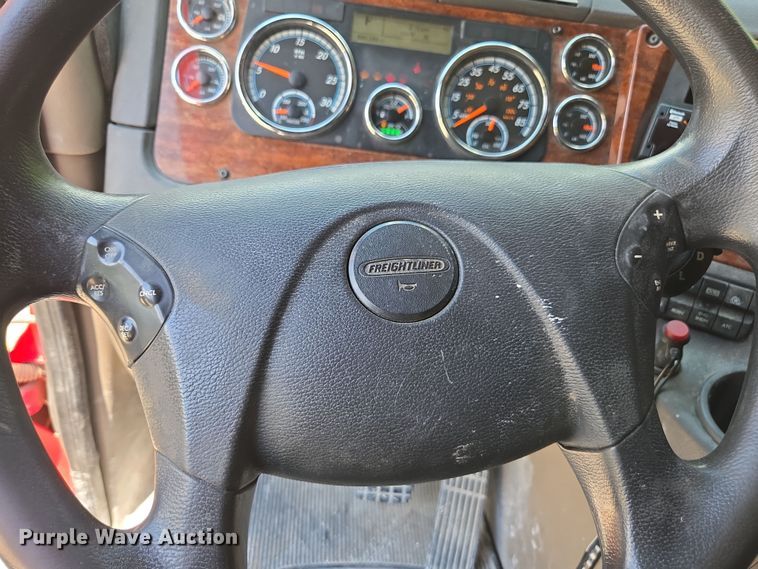 image for item DU7956 2018 Freightliner Cascadia semi truck