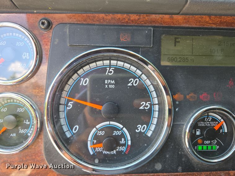 image for item DU7956 2018 Freightliner Cascadia semi truck