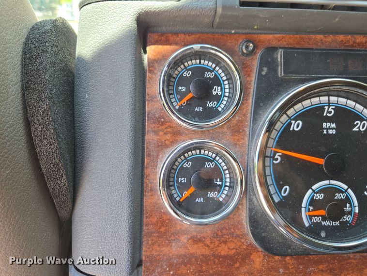 image for item DU7956 2018 Freightliner Cascadia semi truck