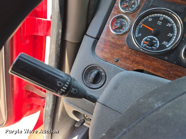 image for item DU7956 2018 Freightliner Cascadia semi truck