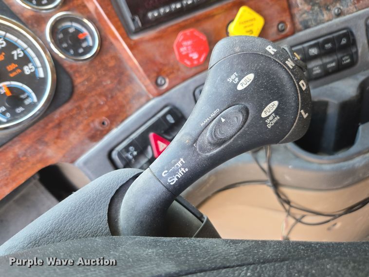 image for item DU7956 2018 Freightliner Cascadia semi truck