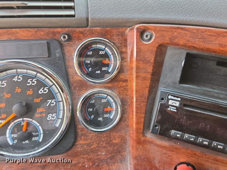 image for item DU7956 2018 Freightliner Cascadia semi truck