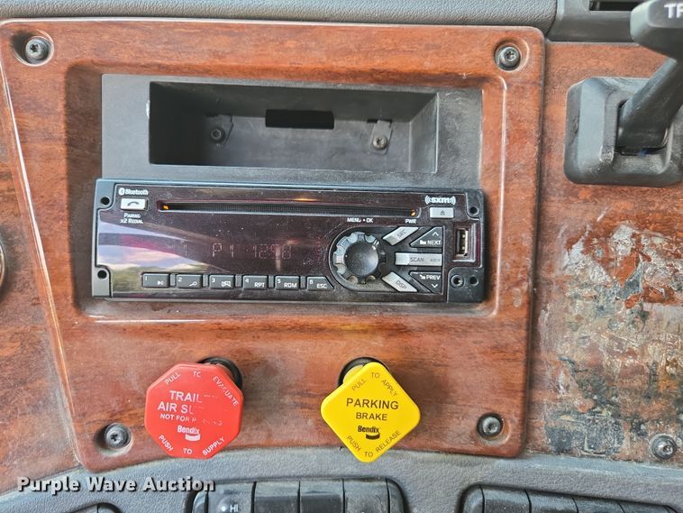 image for item DU7956 2018 Freightliner Cascadia semi truck