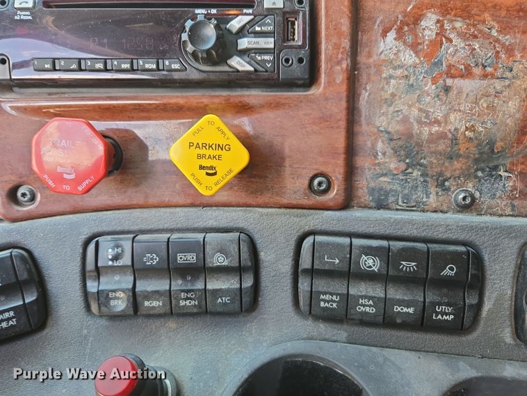 image for item DU7956 2018 Freightliner Cascadia semi truck