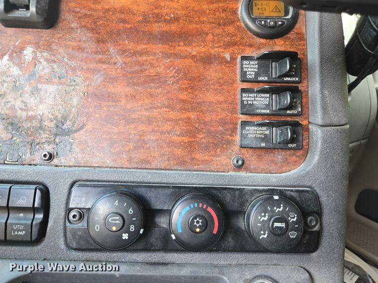 image for item DU7956 2018 Freightliner Cascadia semi truck