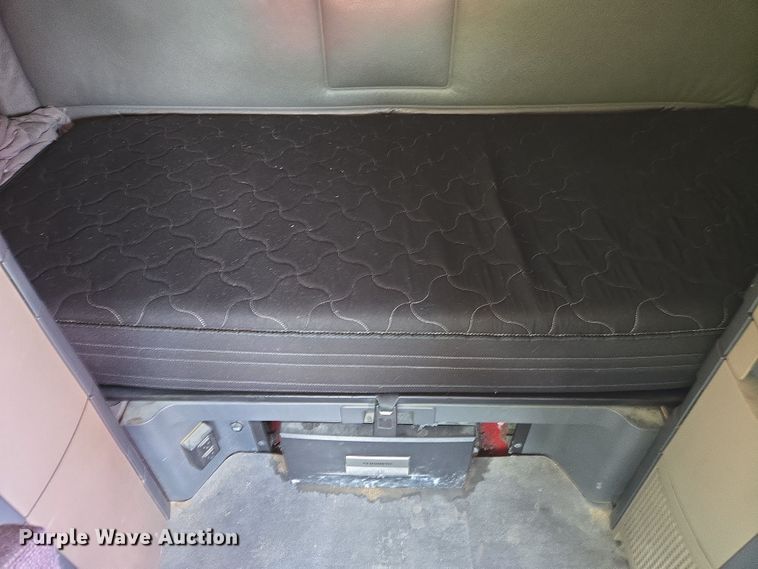 image for item DU7956 2018 Freightliner Cascadia semi truck