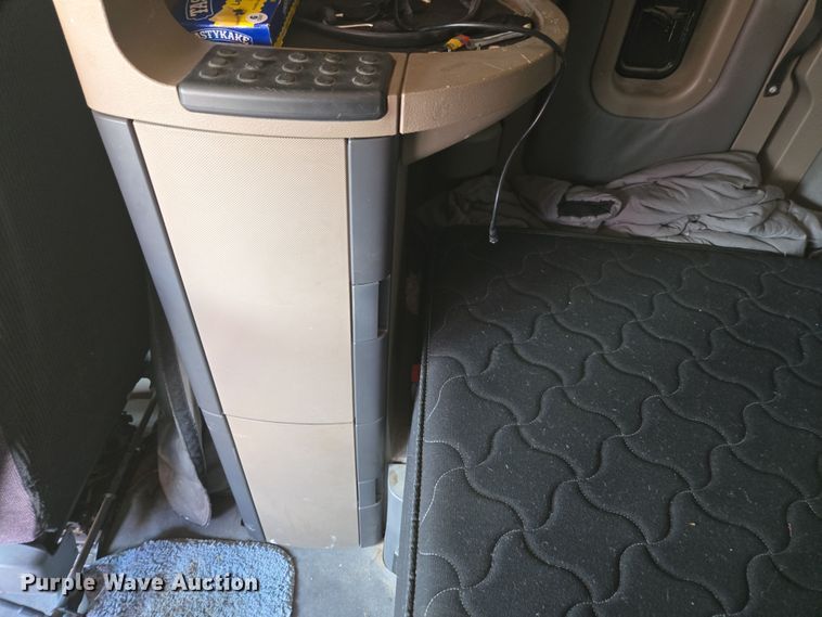 image for item DU7956 2018 Freightliner Cascadia semi truck