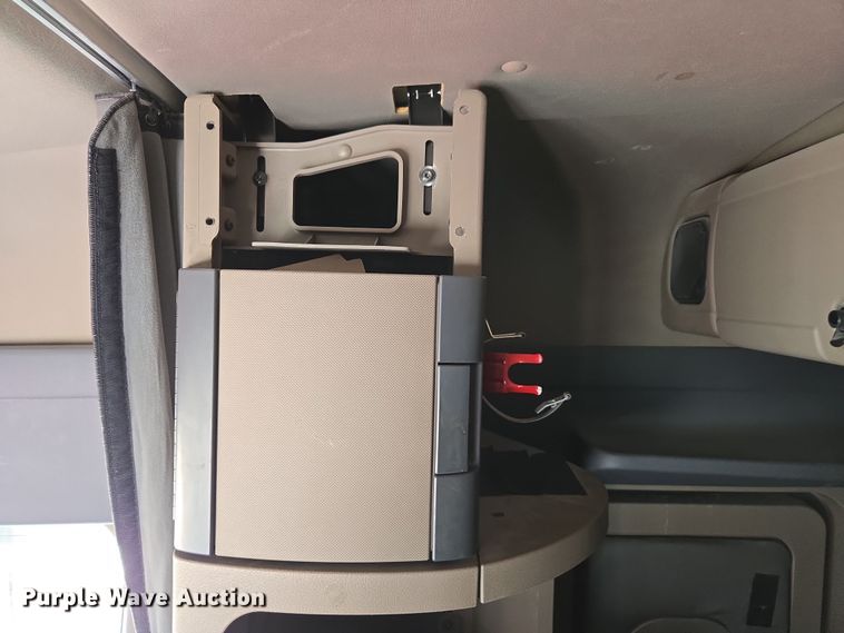 image for item DU7956 2018 Freightliner Cascadia semi truck