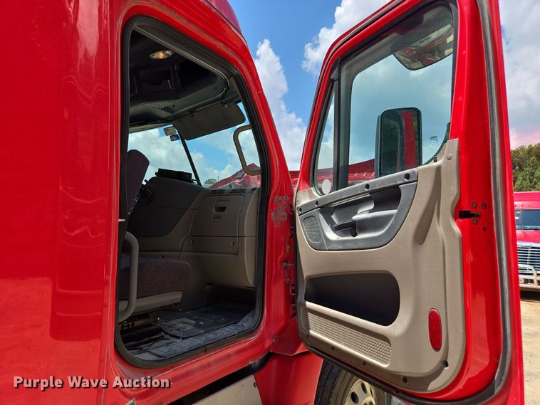 image for item DU7956 2018 Freightliner Cascadia semi truck