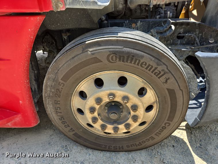 image for item DU7956 2018 Freightliner Cascadia semi truck