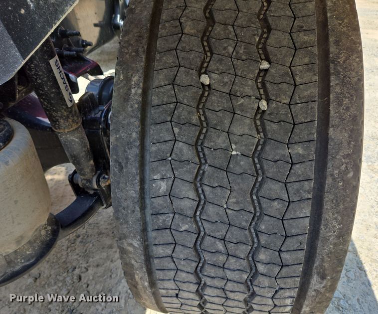 image for item DU7956 2018 Freightliner Cascadia semi truck