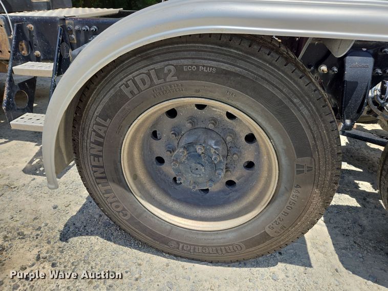 image for item DU7956 2018 Freightliner Cascadia semi truck