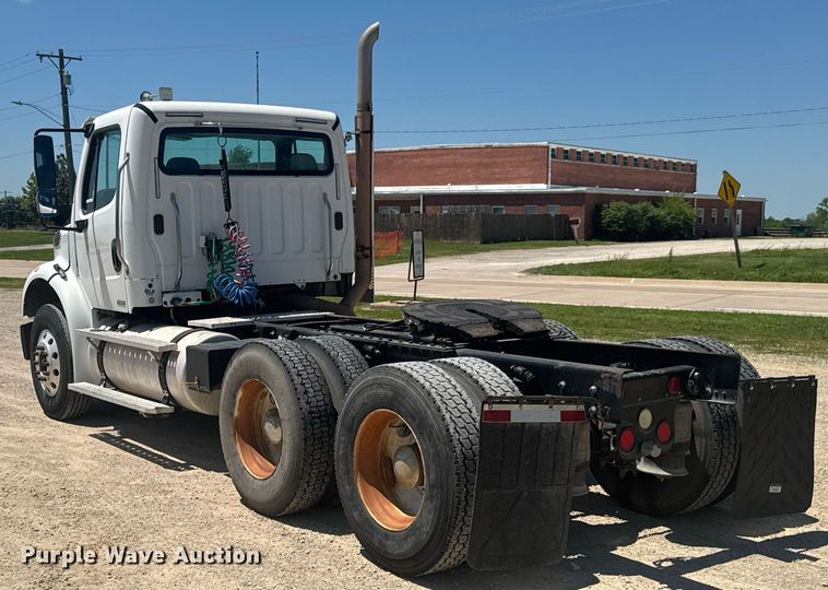 image for item DU9098 2010 Freightliner Business Class M2 semi truck