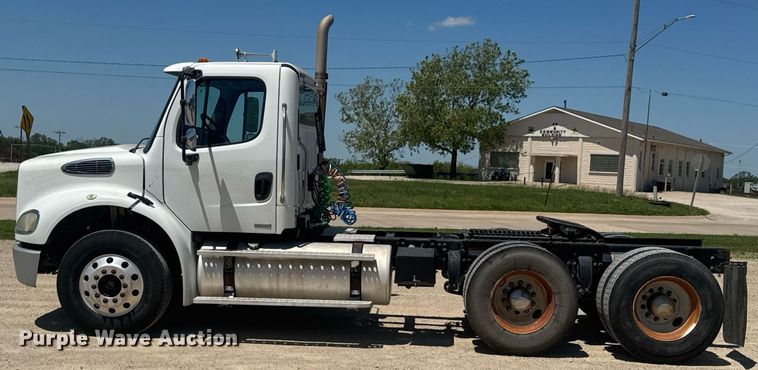 image for item DU9098 2010 Freightliner Business Class M2 semi truck