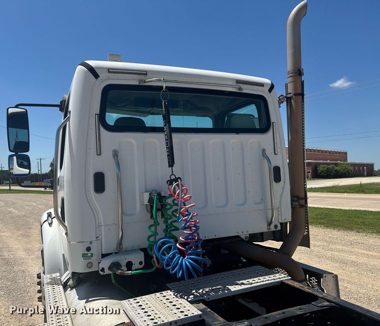 image for item DU9098 2010 Freightliner Business Class M2 semi truck